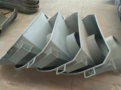 新疆?dāng)嚢柢囘M(jìn)料斗的關(guān)鍵作用與配件選購指南